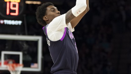 kaiyun体育app-今天相当准！麦克丹尼尔斯半场6中6得17分 三分4中4&amp;上演空接暴扣